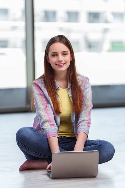 Giovane ragazza che naviga su internet sul computer portatile — Foto Stock