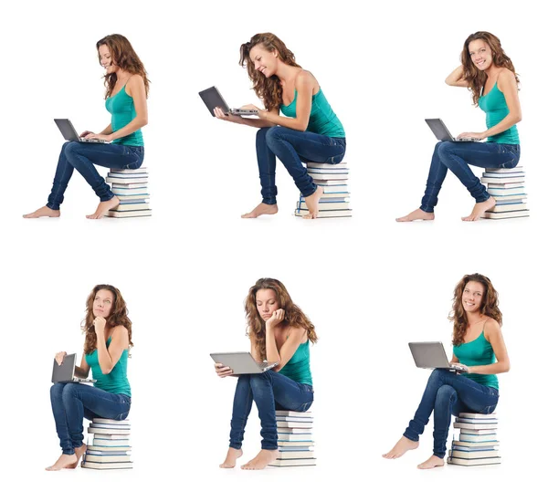 Estudiante con netbook sentado en libros — Foto de Stock