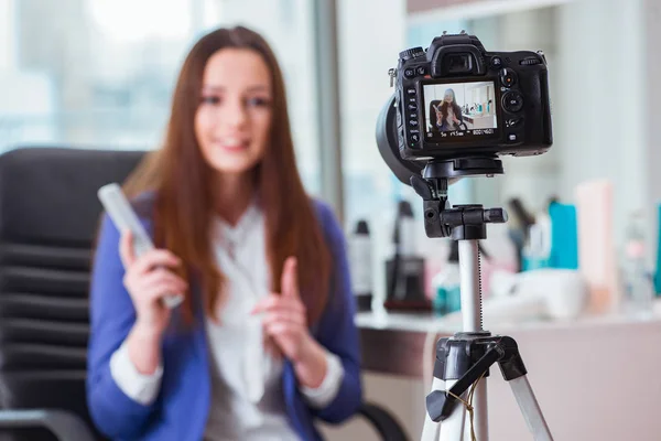 Belleza de la moda blogger grabación de vídeo — Foto de Stock