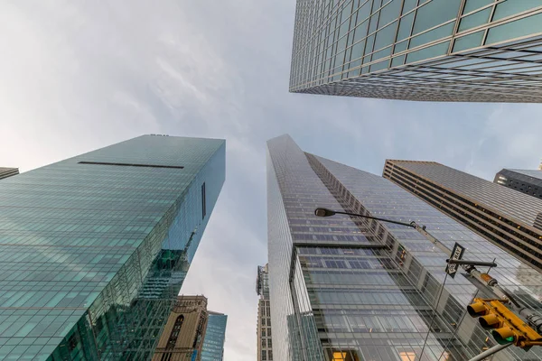 New York wolkenkrabbers vew van straatniveau — Stockfoto