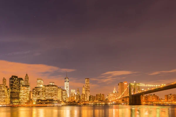 Manhattan ve Brooklyn köprüsünün gece manzarası — Stok fotoğraf