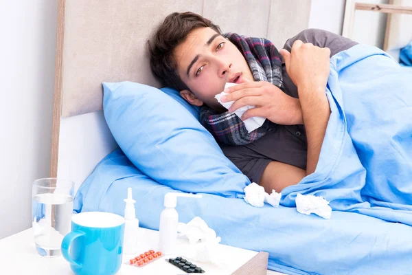 Orang sakit dengan flu berbaring di tempat tidur — Stok Foto