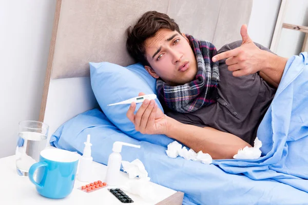 Enfermo enfermo en la cama tomando medicamentos y drogas —  Fotos de Stock