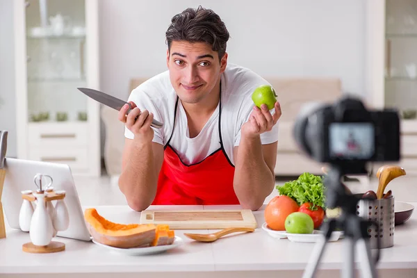 Blogger de comida trabalhando na cozinha — Fotografia de Stock