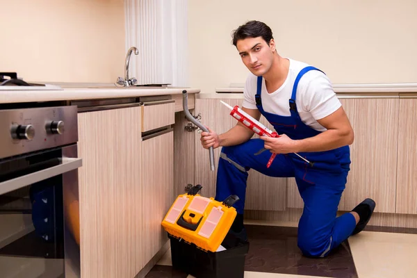 Mutfakta çalışan genç tamirci.