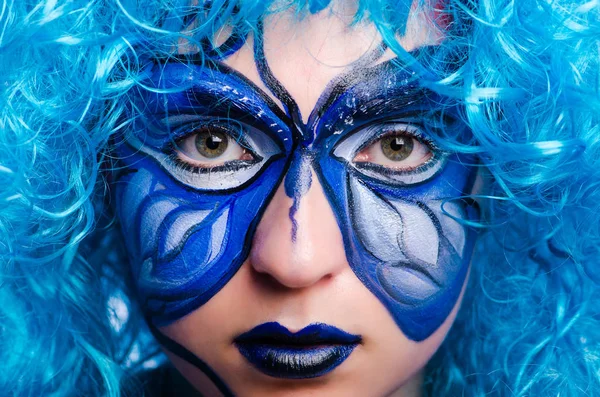 Фарба для обличчя жінки з метеликом — стокове фото