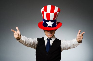 Amerikan sembollü şapka giyen adam.