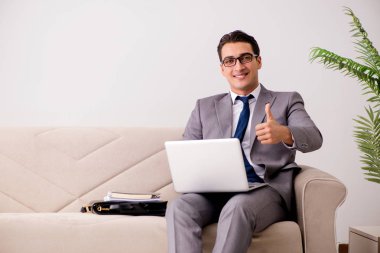 İşadamı ile kanepe oturma dizüstü dizüstü