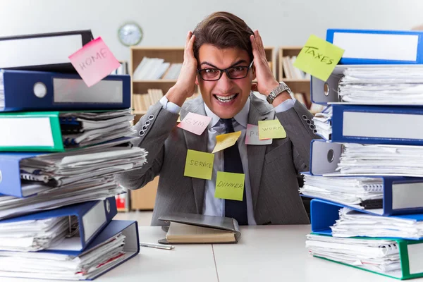 Geschäftsmann kämpft mit mehreren Prioritäten — Stockfoto