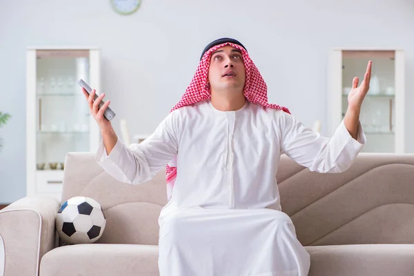 Árabe hombre viendo deporte fútbol en tv — Foto de Stock