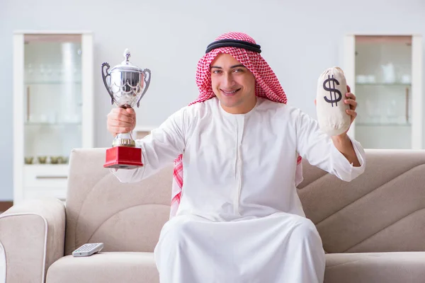Kanepede parası ve ödülü olan bir Arap. — Stok fotoğraf