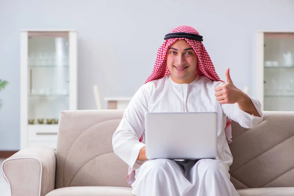 Άραβας επιχειρηματίας που εργάζεται στον καναπέ — Φωτογραφία Αρχείου