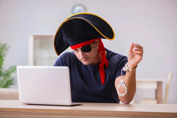 Concetto di sicurezza digitale con pirata al computer — Foto Stock