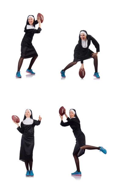 Hübsche Nonne mit Rugbyball isoliert auf weiß — Stockfoto