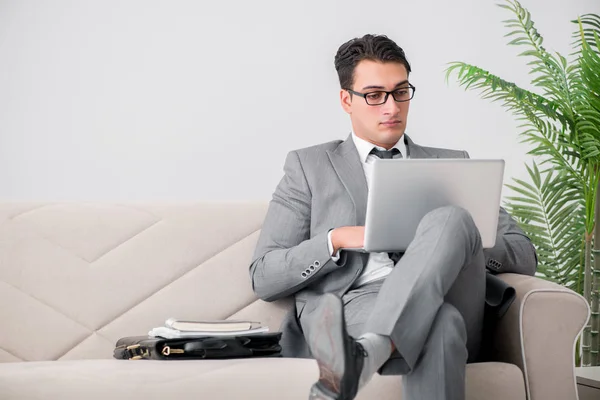 Empresário com notebook laptop sentado no sofá — Fotografia de Stock