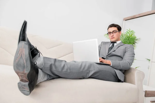 Giovane uomo d'affari sdraiato sul divano — Foto Stock