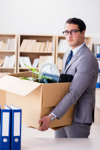 箱と持ち物でオフィスを移動する男 — ストック写真