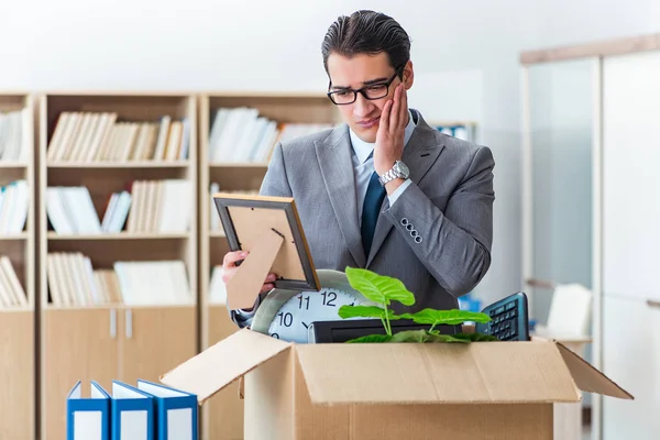 Homem movendo escritório com caixa e seus pertences — Fotografia de Stock