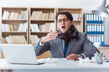 Hasta işadamı, ofiste hastalık yüzünden acı çekiyor.