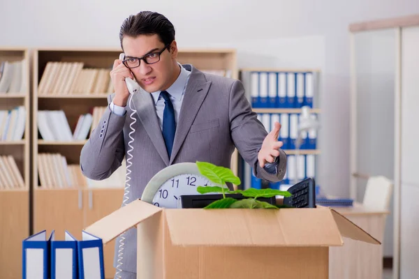 Homme déménageant bureau avec boîte et ses effets personnels — Photo