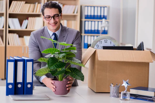 Mann zieht mit Kiste und Habseligkeiten um — Stockfoto