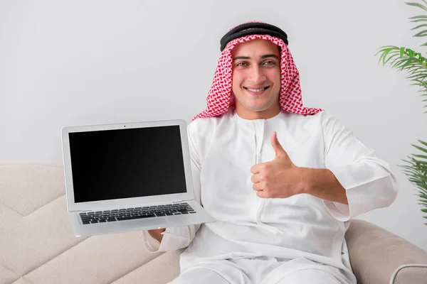 Giovane imprenditore arabo nel concetto di business — Foto Stock