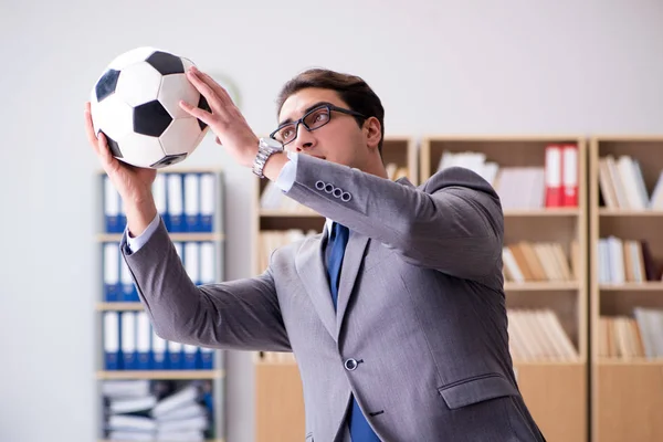 営業所にサッカーボールを持つビジネスマン — ストック写真