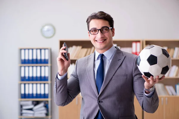 Homme d'affaires avec ballon de football au bureau — Photo