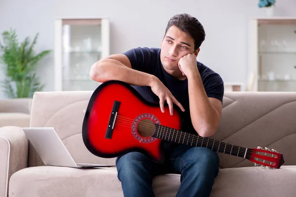 Jovem praticando guitarra em casa — Fotografia de Stock