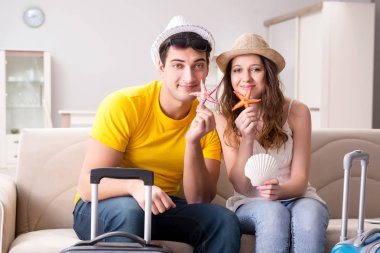 Aile tatili hazırlıyor.