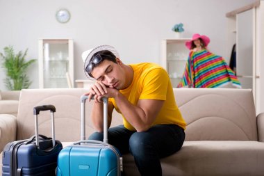 Aile tatili hazırlıyor.