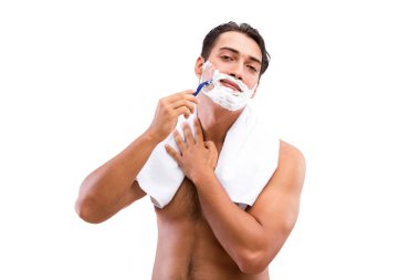 Yakışıklı adam, beyazın üzerinde tek başına tıraş oluyor.