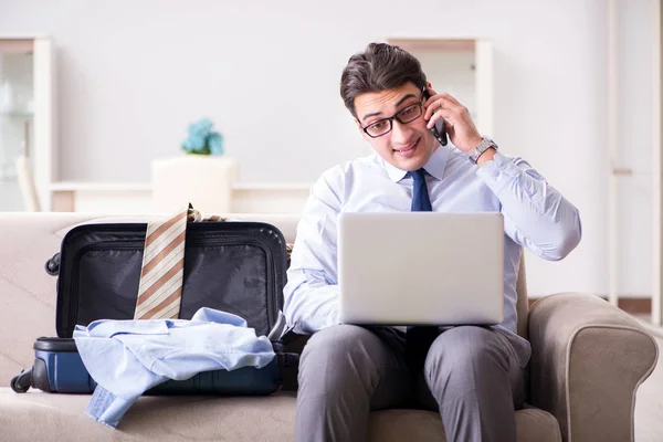 Geschäftsmann bereitet sich auf Geschäftsreise vor — Stockfoto