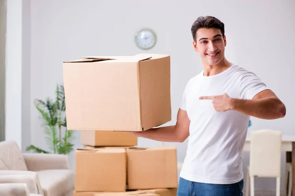 Молодий чоловік рухає коробки вдома — стокове фото