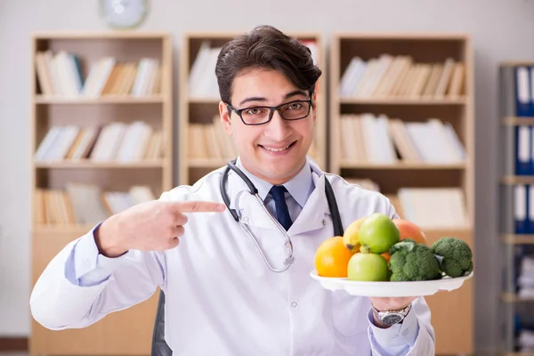Médecin en régime concept avec des fruits et légumes — Photo