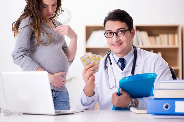 Mulher grávida visitante médico para consulta — Fotografia de Stock