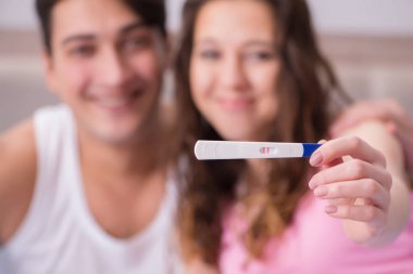 Mutlu çift hamilelik testi sonuçlarını öğreniyor.