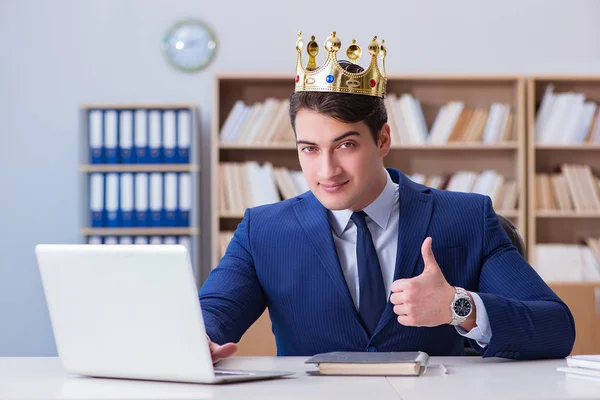 König Geschäftsmann arbeitet im Büro — Stockfoto