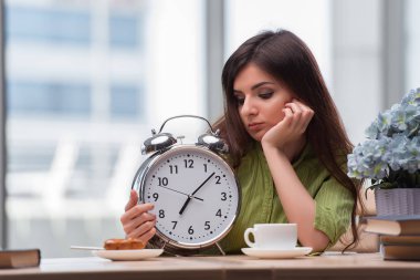 Çalar saati olan öğrenci sınavlara hazırlanıyor