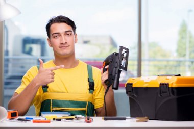 İnşaat işçisi masada oturuyor.