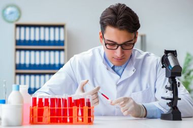 Doktor kan örnekleriyle çalışıyor.