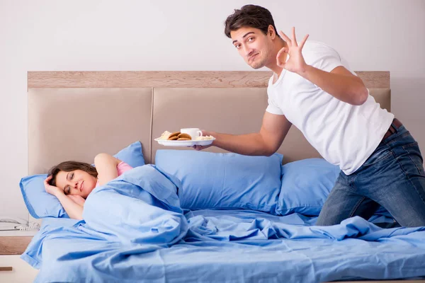 Família feliz tomando café da manhã na cama — Fotografia de Stock