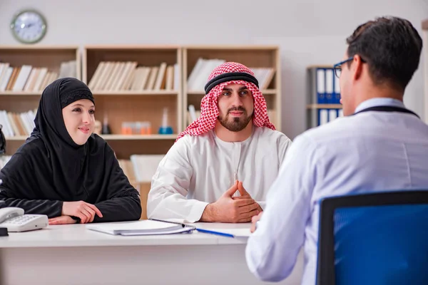 Doktor poradenství arabské rodiny v nemocnici — Stock fotografie