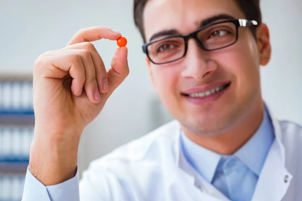 Doktor drží léky v laboratoři — Stock fotografie