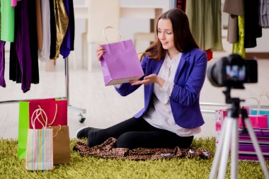 Moda blogcusu blog için video kaydediyor