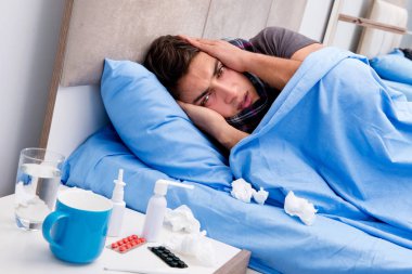 Hasta adam yatakta ilaç ve uyuşturucu alıyor.