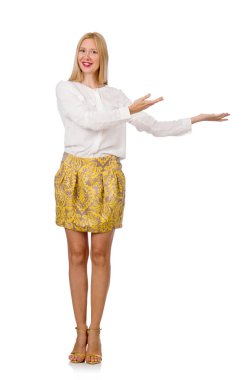 Beyaz arka planda izole edilmiş güzel bir kadın modeli.