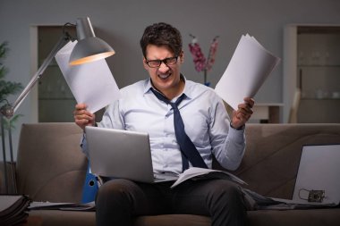 İşadamı işkolik evde geç saatlere kadar çalışıyor