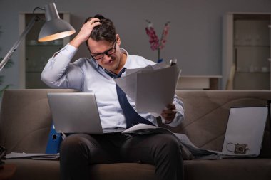 İşadamı işkolik evde geç saatlere kadar çalışıyor