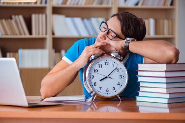 Üniversite sınavlarına hazırlanan öğrenci